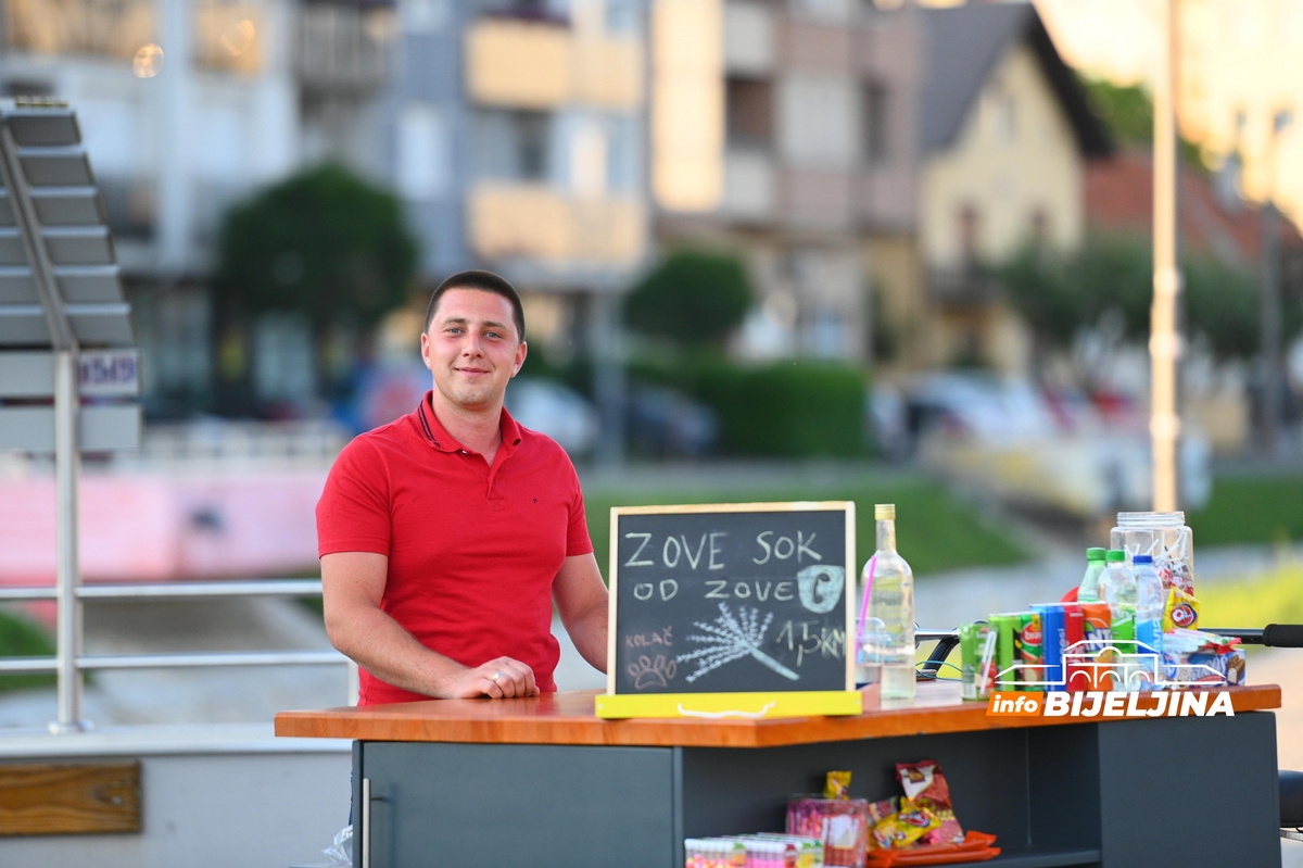 Milioneri mu okrenuli leđa, ali NIJE ODUSTAO: U Bijeljini ostvario ideju iz Beča, mini-biznis pokrenuo na triciklu (FOTO)