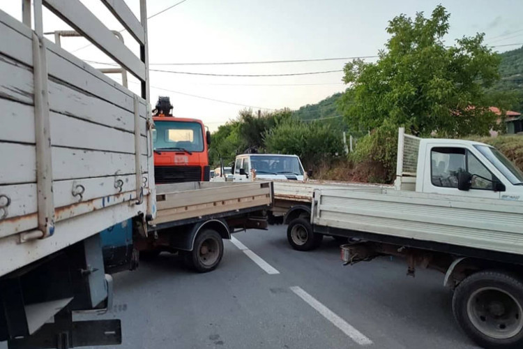 Građani blokirali Jarinje i Brnjak: Zabranjen saobraćaj preko mosta na Ibru