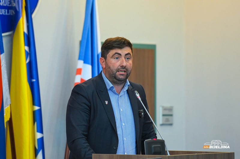 Žestoke optužbe na bijeljinskoj skupštini: “Budžet očerupan za 19 miliona, a gradonačelniku dato više para”(FOTO)