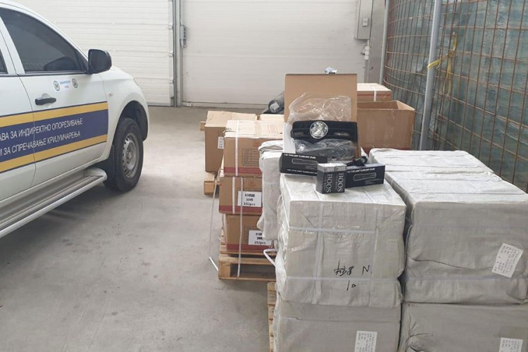 Parfemi i šokeri među velikom količinom robe koju je oduzeo UIO