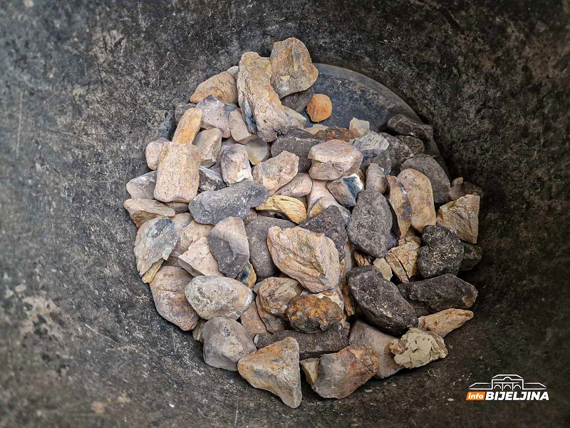 Bijeljinac ostao bez teksta: Kupio ugalj, a dobio i kamenje (FOTO)