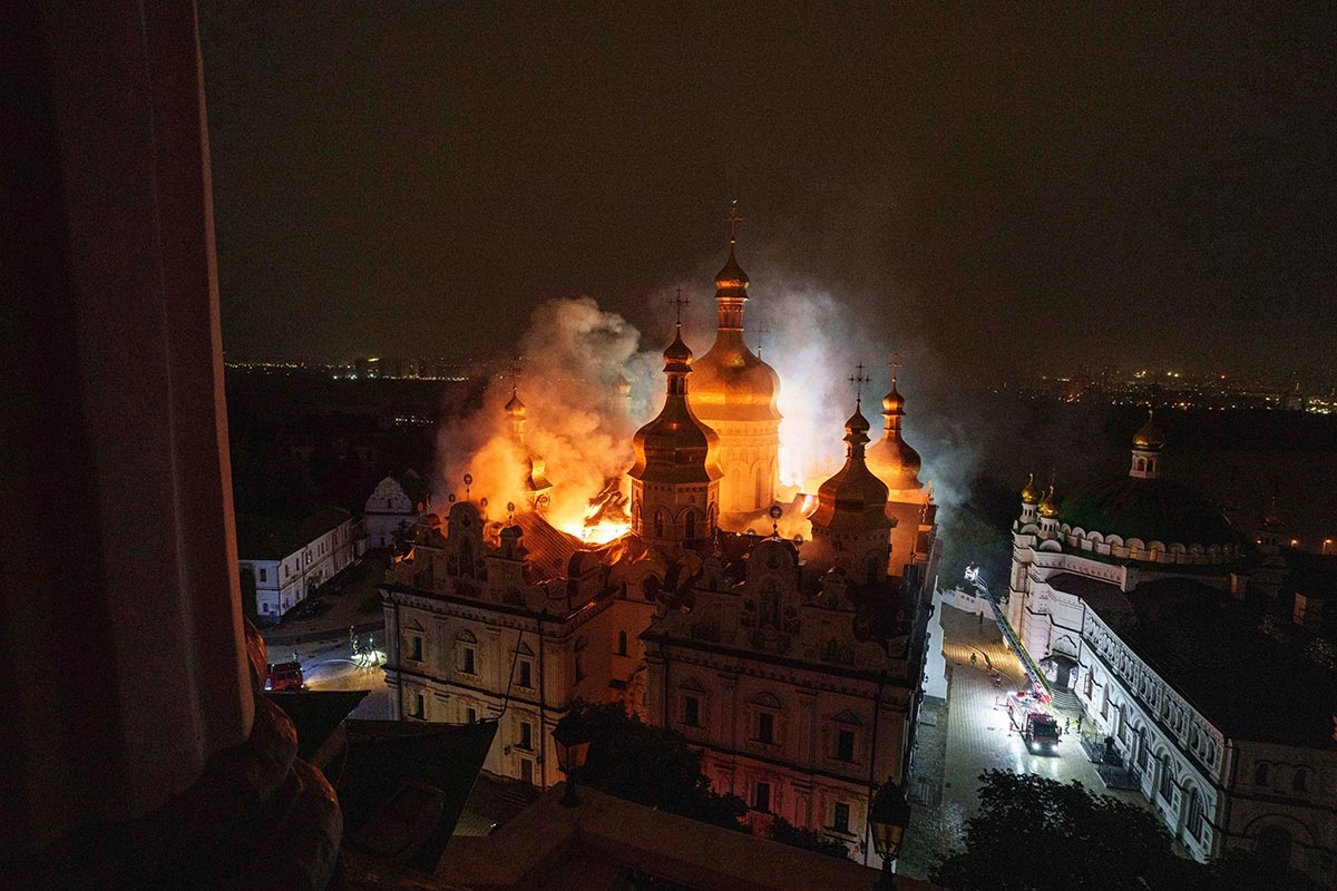 U plamenu jedna od najljepših pravoslavnih svetinja: Dramatični prizori iz Kijeva (FOTO)