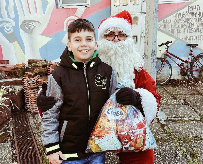 Mališane iz Udruženja gluvih i nagluvih regije Bijeljina obradovao Deda Mraz (FOTO)