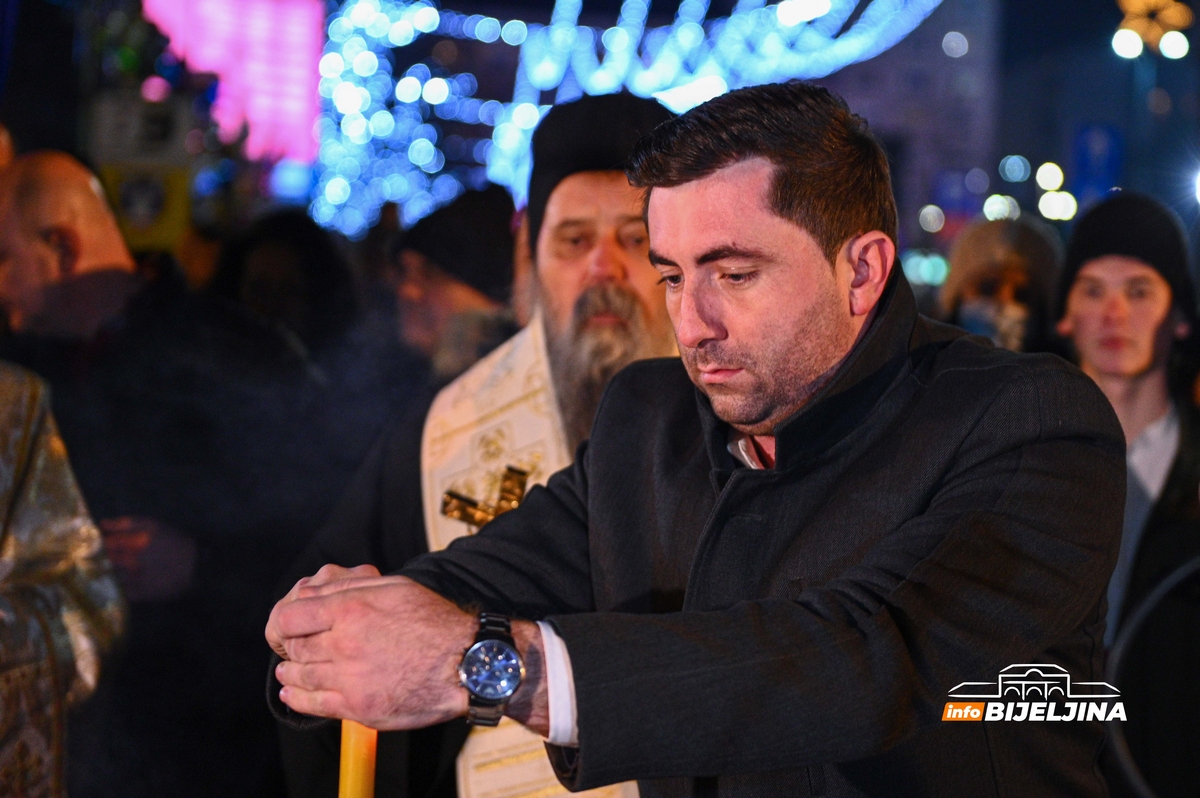 Petrović poručio: Božićni praznici dani su milosrđa, ljubavi i praštanja (FOTO)