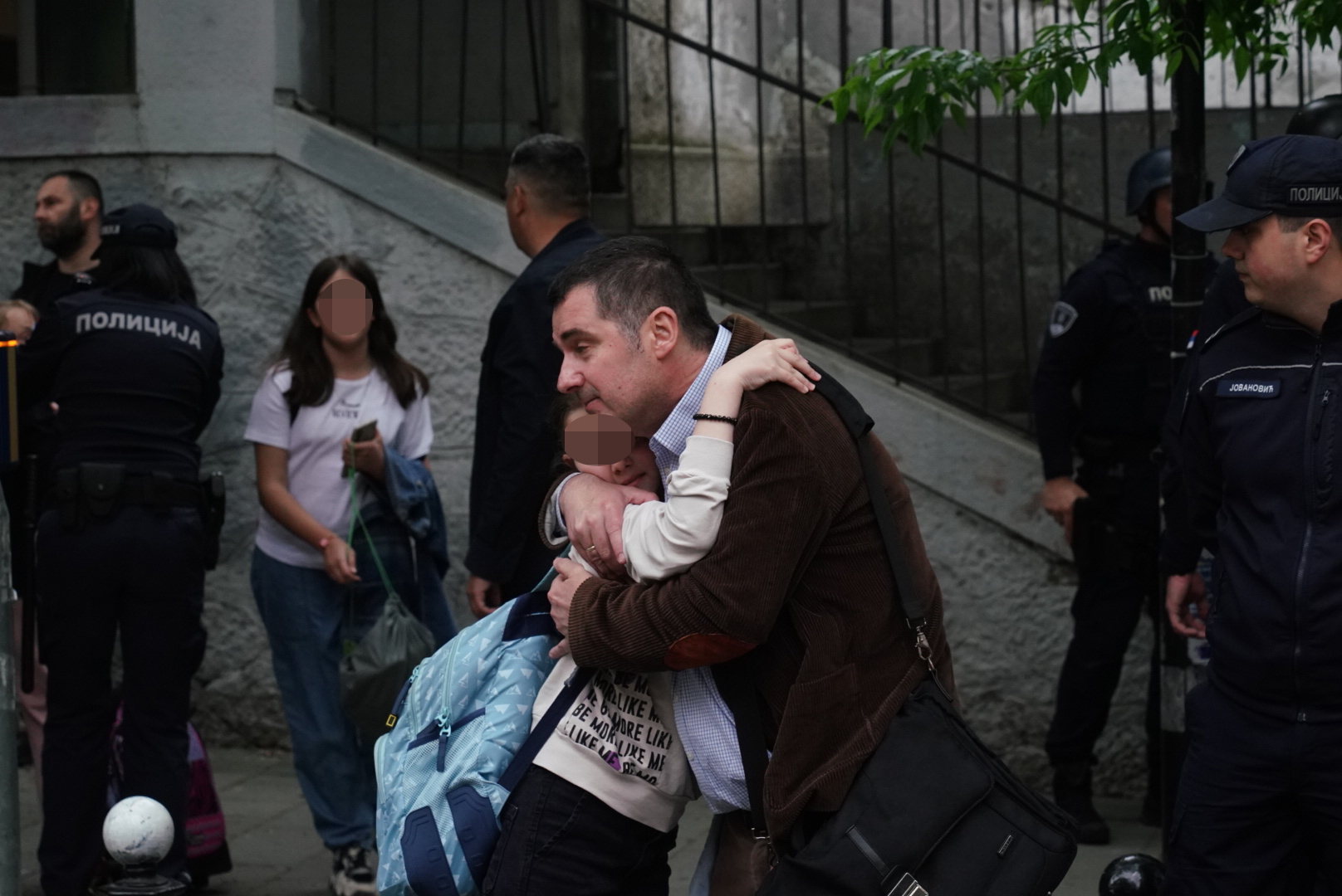 UPLAKANI DOZIVALI DJECU Potresne scene ispred škole, roditelji dotrčali u bademantilima i kućnim papučama, jauci odzvanjali Vračarom (FOTO)