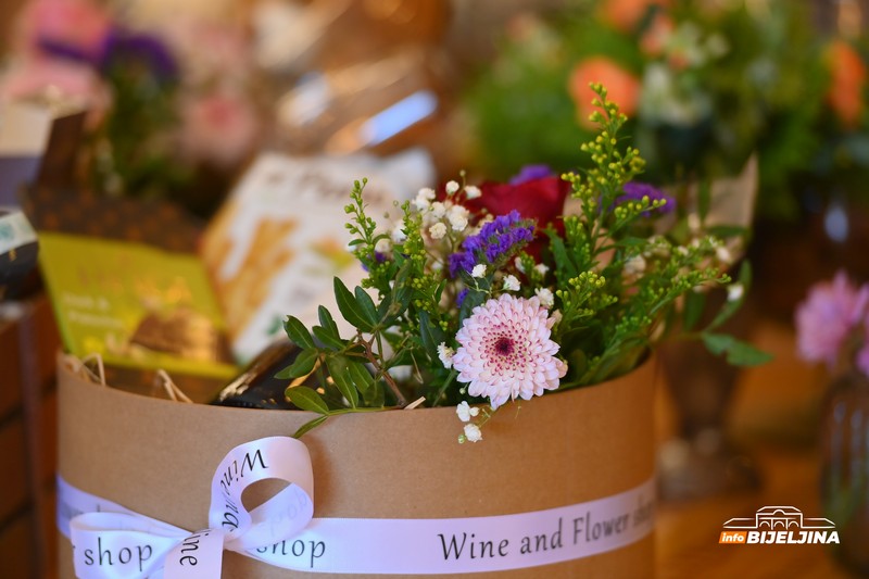 Idealan poklon za Trojice: Raskošna ponuda Wine and Flower shopa oduševiće slavljenike (FOTO)