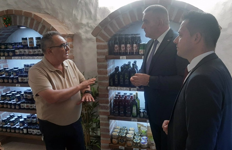 Domaći proizvodi iz Foče postali hit među turistima: Uskoro kreće proizvodnja sokova iz Srpske /FOTO/
