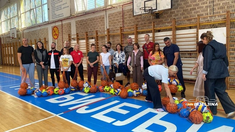 U bijeljinskoj gimnaziji srećni zbog podrške: Sportsku opremu dobile 283 škole u RS, uloženo 300.000 KM (KM)