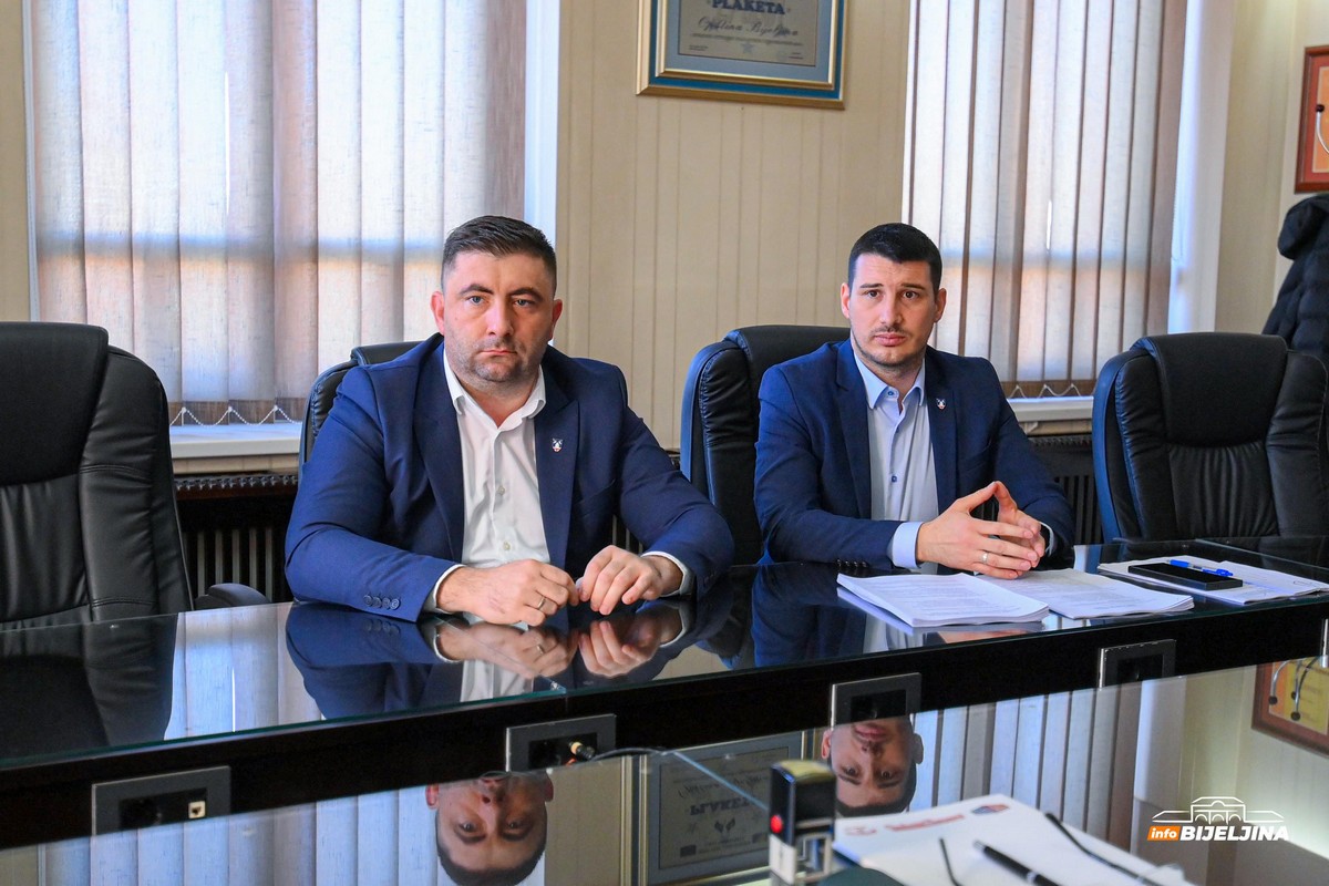 Bijeljina: Potpisani ugovori sa autoprevoznicima za javni gradski prevoz (FOTO)