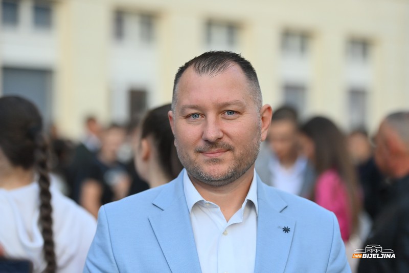 Maturanti Tehničke škole proslavljaju maturu: Ulice Bijeljine odišu glamurom (FOTO)