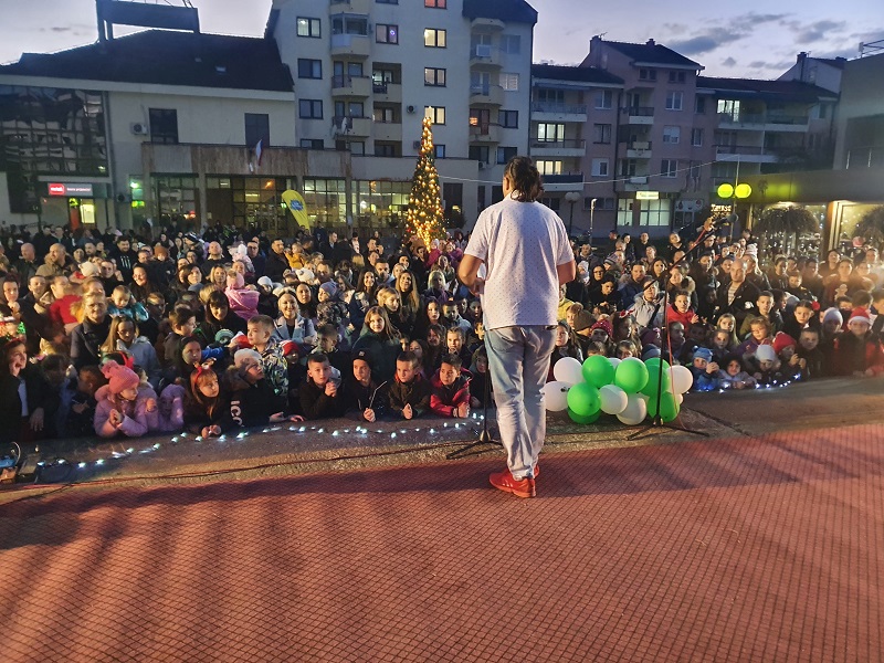 “RADOST ZIMSKE ČAROLIJE” Ugljevičkim mališanima poklon novogodišnji paketići od lokalne uprave