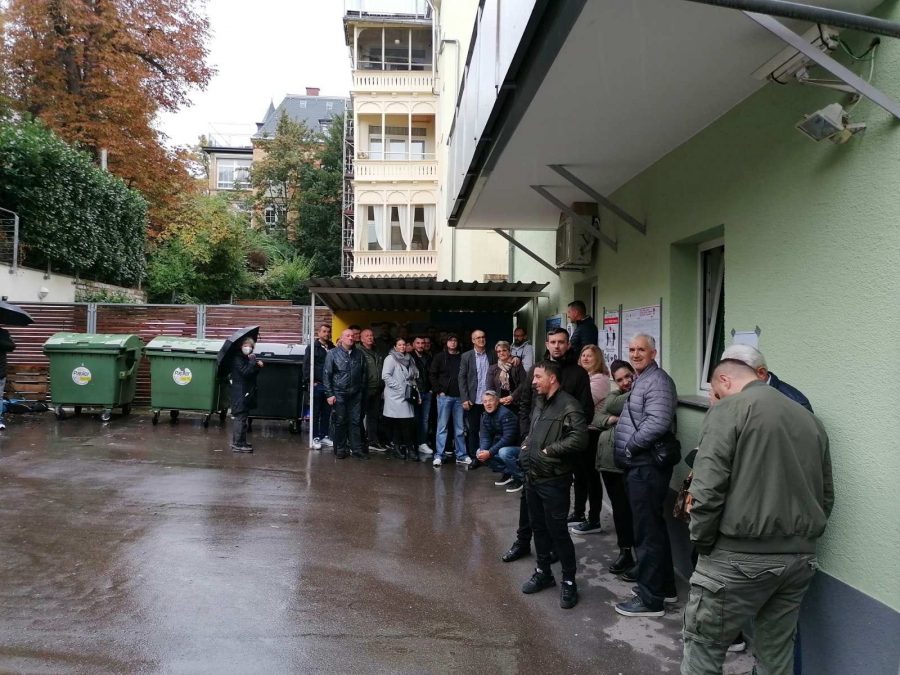 Velika izlaznost dijaspore: Gužve na pojedinim glasačkim mjestima (FOTO)
