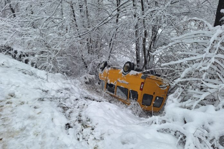 Kombi sa učenicima sletio sa puta