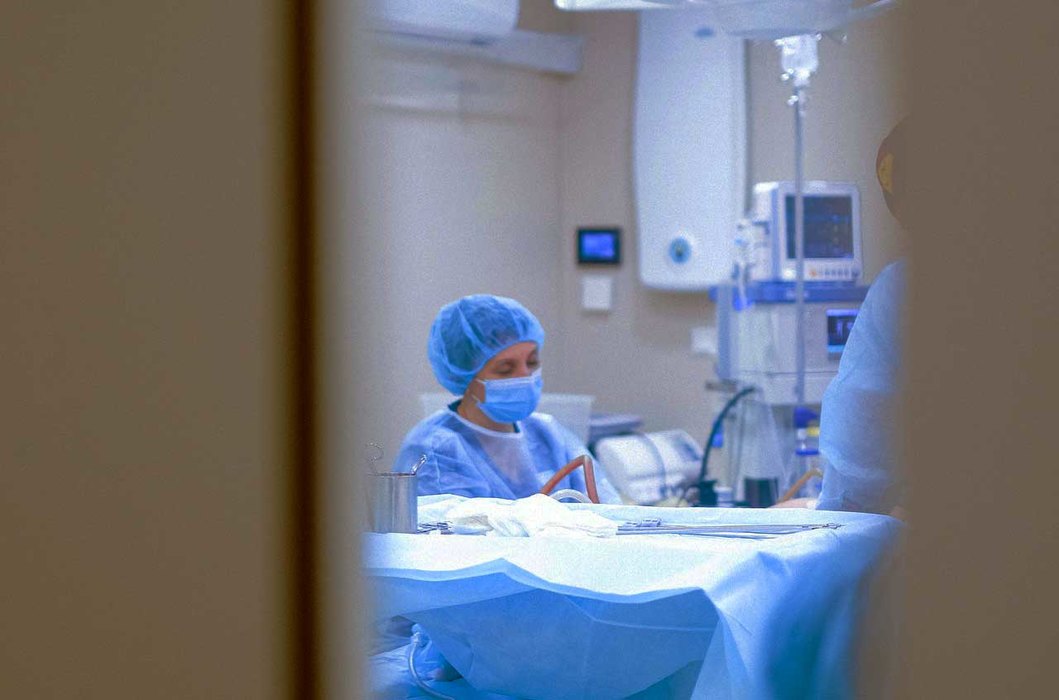 Muž i žena umrli od korone: Odbijali liječenje, sin rekao da će da ih oporaviti prasećim pečenjem