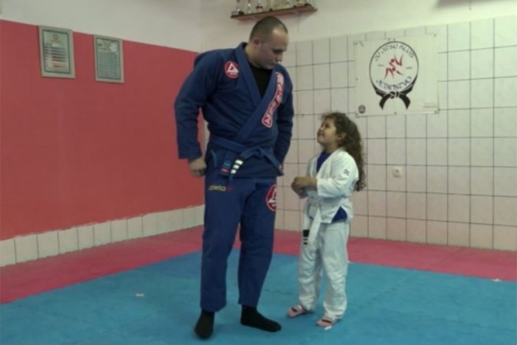 Petogodišnja Anđela zaljubljenik u džiju-džicu i policijski poziv