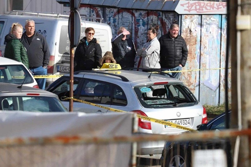 Žena nakon sudara palicom razbila stakla na taksi vozilu