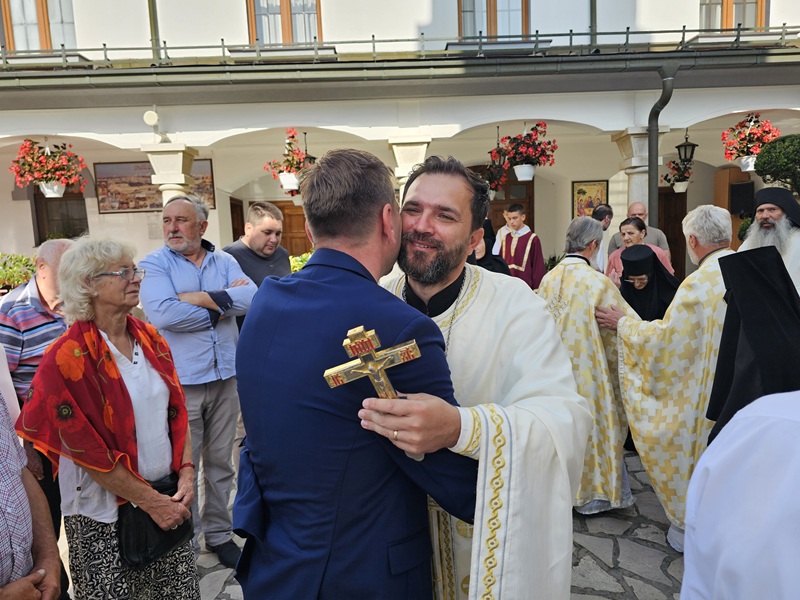 Velika proslava u Manastiru Tavna: Vjernici obilježili krsnu slavu Svete Trojice /FOTO/