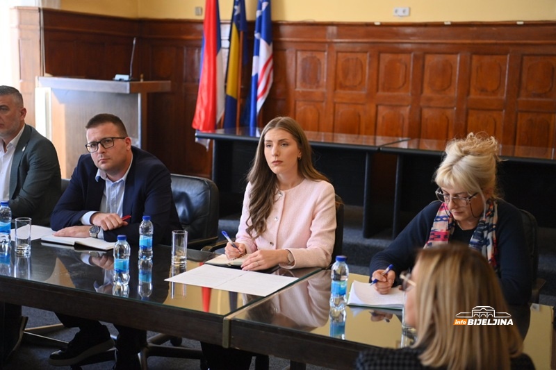 Sastanak predstavnika bijeljinskih sportskih organizacija sa odbornicima: Stižu urgencije, a tu je i rok (FOTO)