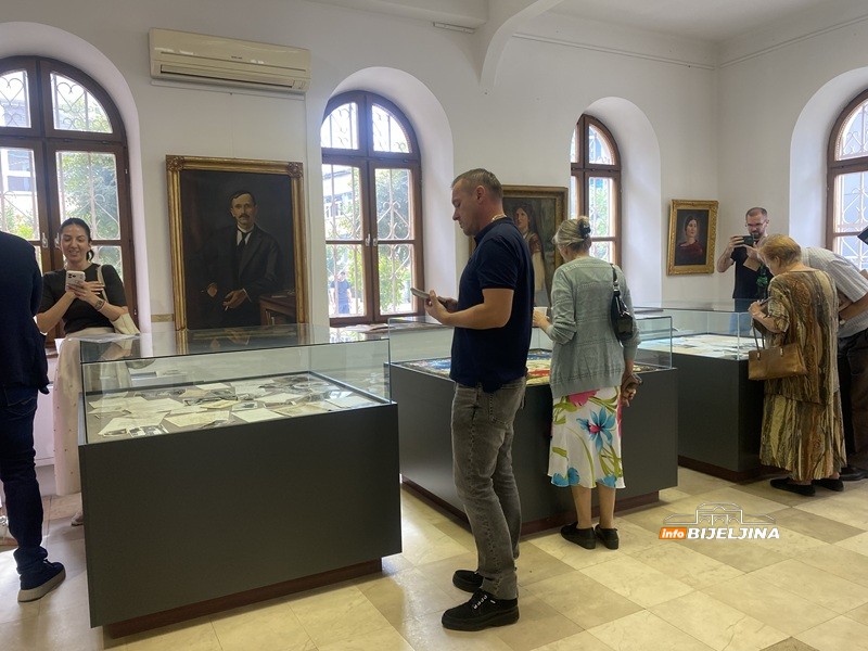 U Bijeljini otvorena izložba posvećena Dučiću: I ličnosti iz Semberije u njegovim pričama (FOTO)