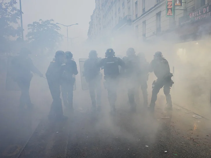 Sukobi tokom demonstracija u Parizu, demonstranti napali policiju