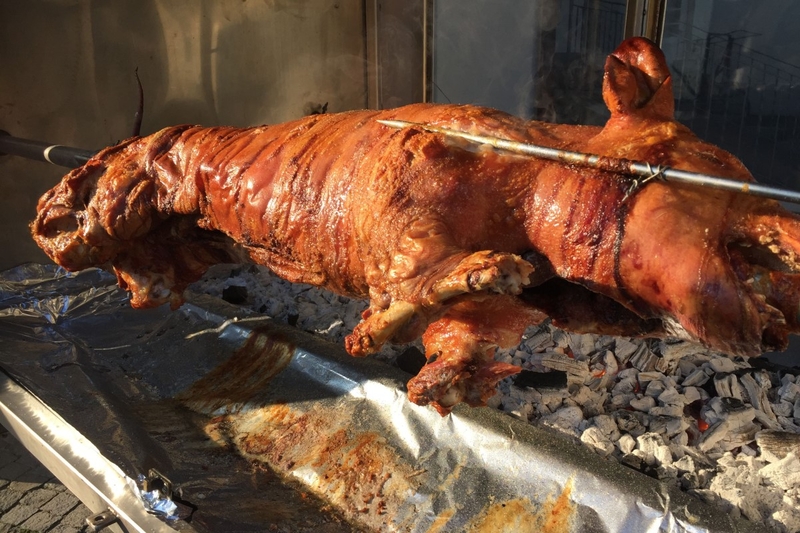 Od petka dozvoljeno pečenje prasadi na ražnju