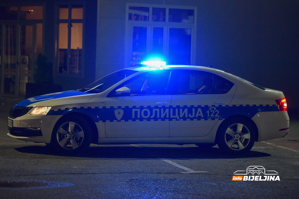 Bijeljina: Pijan lupao inventar u bijeljinskom lokalu, povrijeđeni konobar i gošća