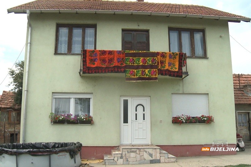 Miljanovići iz Ugljevičke Obriježi primjer složne porodice: Tri generacije na kočijama atrakcija gdje god se pojave (FOTO)