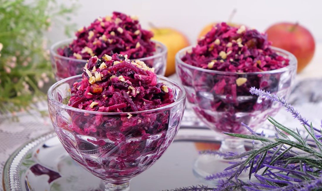 NAPRAVITE ZA ARANĐELOVDAN: 1 sastojak čini je kremastom - salata sa rendanom cveklom, jabukama i orasima