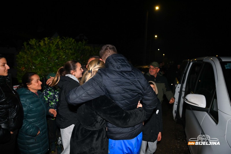 Emotivan doček za bijeljinske kik-boksere iz Abu Dabija: Prijatelji organizovali slavlje za oca i sina Rankoviće (FOTO)
