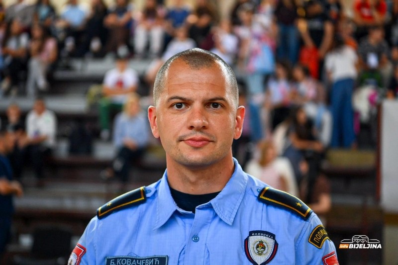 Bijeljina: Policajci održali predavanje đacima, stigao i jutjuber Braco Gajić (FOTO)