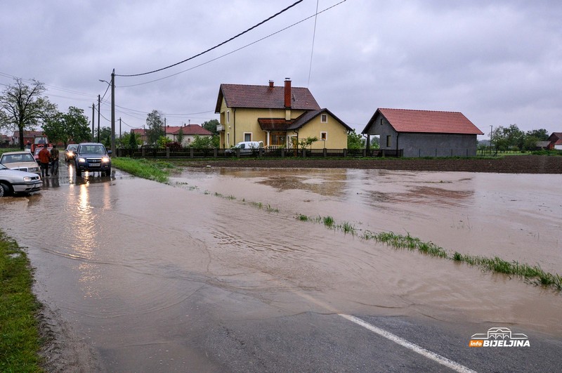 Deset godina od katastrofalnih poplava u Semberiji – prizori koji se ne zaboravljaju lako (FOTO)