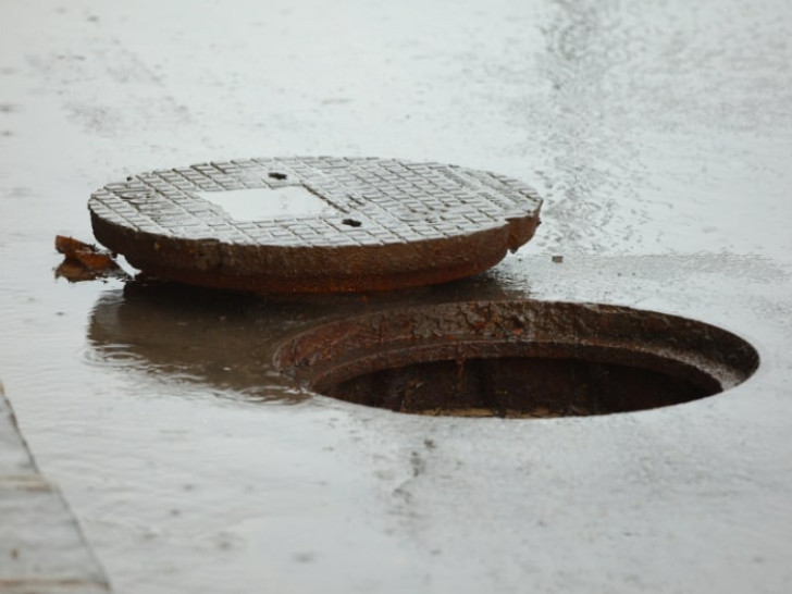 Beba upala u šaht kod ambulante