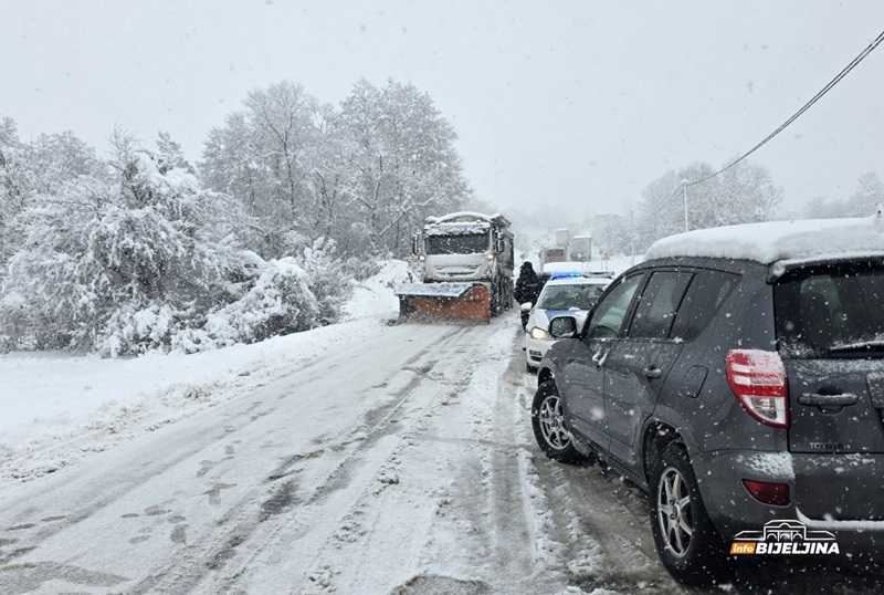 Direktor “Bijeljina puta”: Intenzitet saobraćaja smanjen, to nije saveznik zimskoj službi (FOTO)
