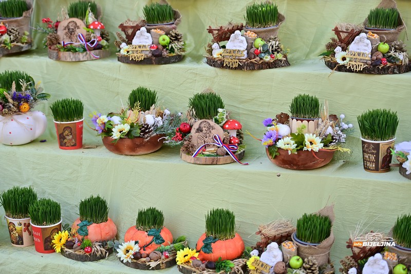 Bijeljinac 17 godina ručno pravi i prodaje božićne dekoracije: Pripreme počinje mjesecima ranije (FOTO)