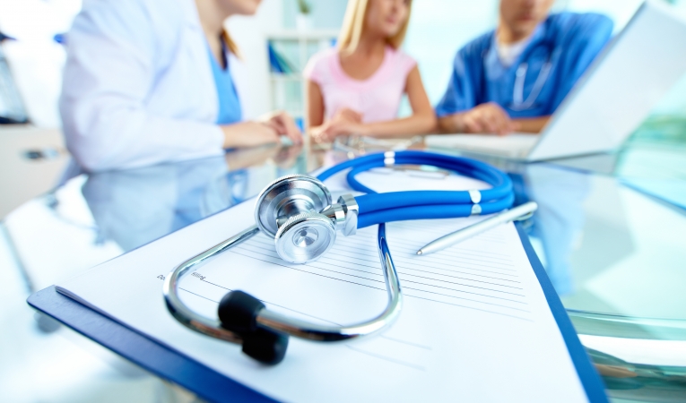 Prvi na svijetu istovremeno pozitivan na majmunske boginje, koronu i HIV