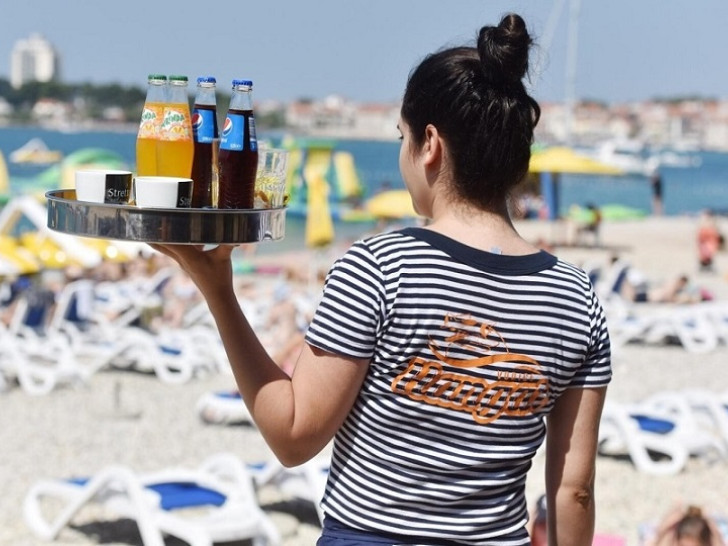 Plata do 2.500 evra i smještaj: Hrvatska hitno traži sezonce u turizmu