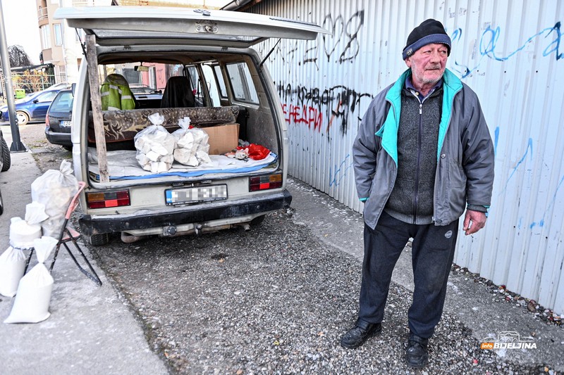 Ševko godinama prodaje kreč kod stare Željezničke u Bijeljini: „Više izađem da popričam s ljudima, nego što zaradim“ (FOTO)