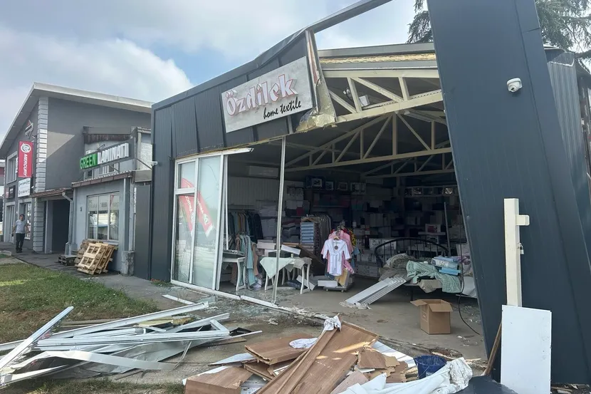 Autobus uletio u prodavnicu u beogradskom naselju!