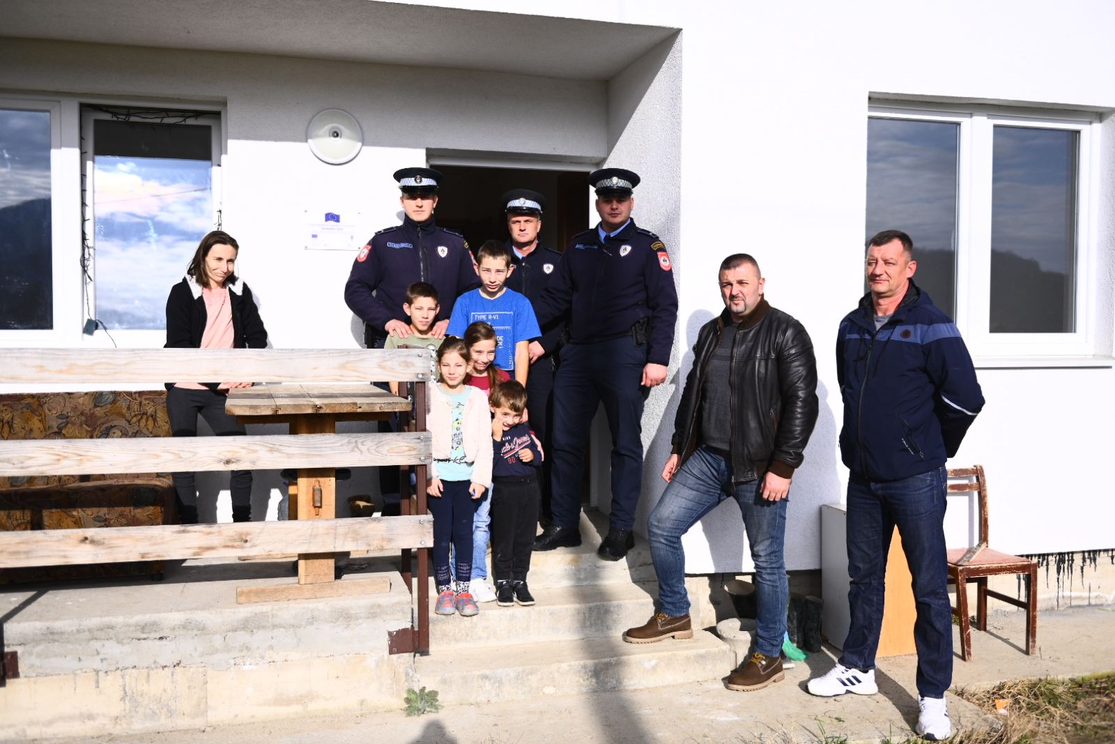 U susret Božiću: Policajci u Loparama skupili novac i paketima obradovali socijalno ugrožene porodice (FOTO)