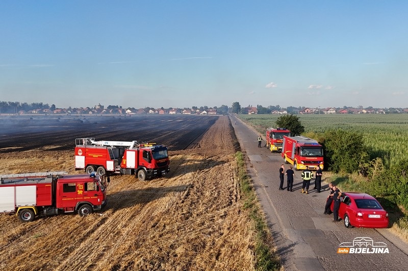 Snimci iz vazduha: Pogledajte razmjere velikog požara kod Bijeljine (VIDEO)