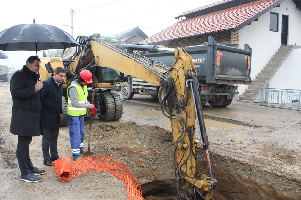 Đaković ispred preduzeća 