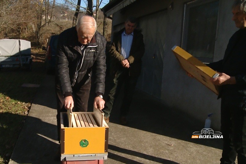Majevica ima više od 4.000 pčelinjih društava i zaštićen med:  Trud i rad daju rezultate (FOTO)