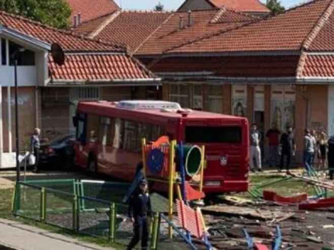 Gradski autobus uletio u park u Zemunu, ima povrijeđenih