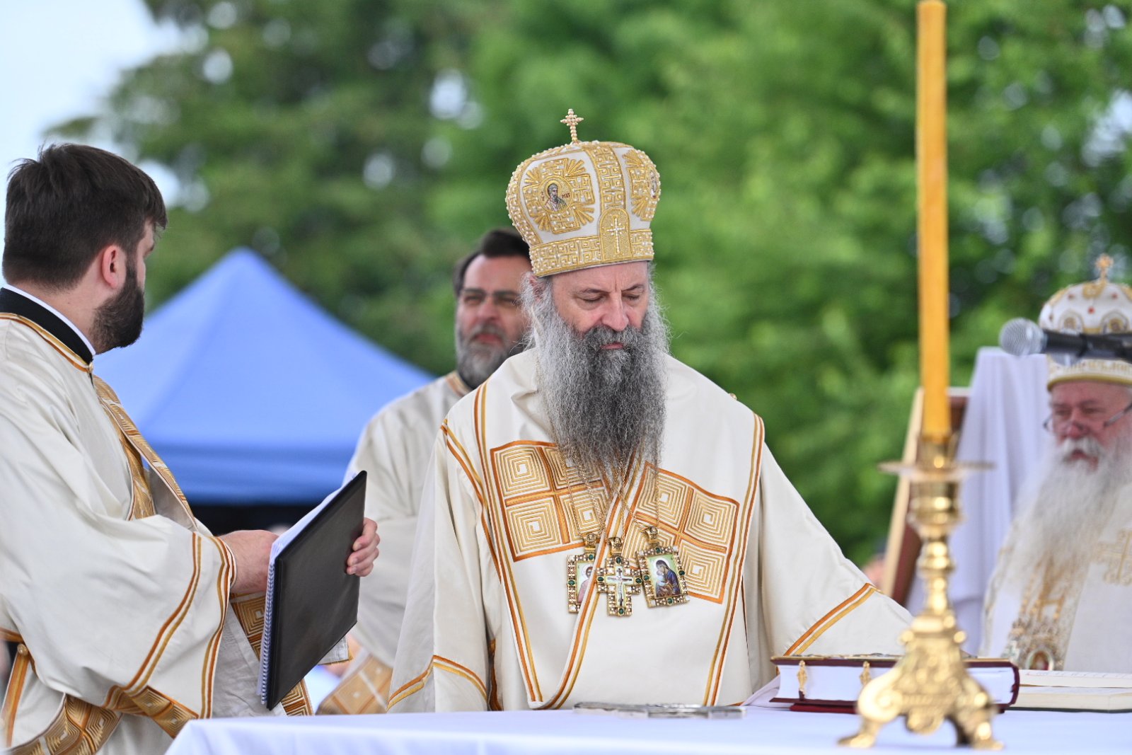 Patrijarh Porfirije osveštao Spomen-kapelu, u toku liturgija