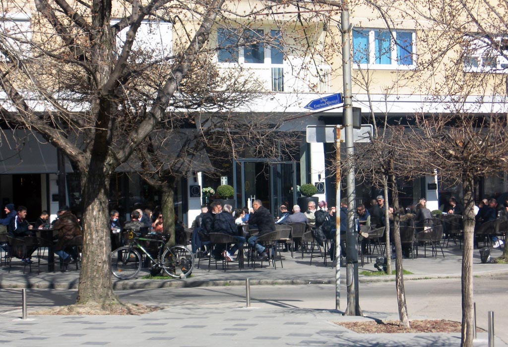 Sunce u Bijeljini izmamilo šetače i ispunilo bašte