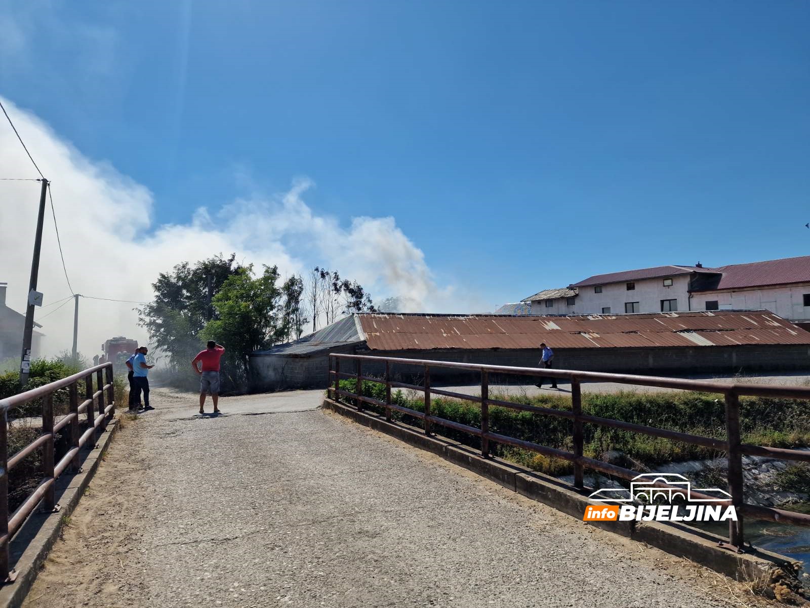 POŽAR U BIJELJINI Gori napušteni auto-otpad, na terenu policija i vatrogasci (FOTO)