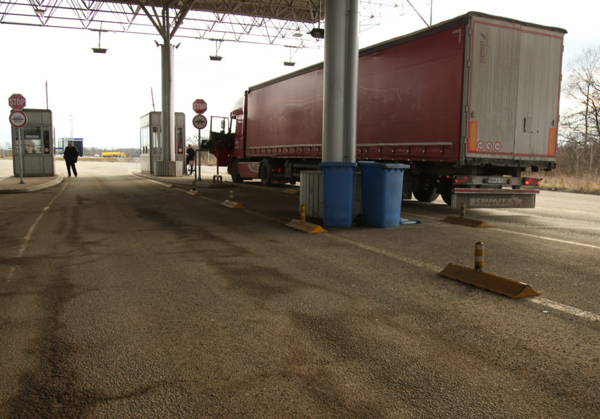 ZASPAO ZA VOLANOM Zbog vozača kamiona kolona od TRI KILOMETRA