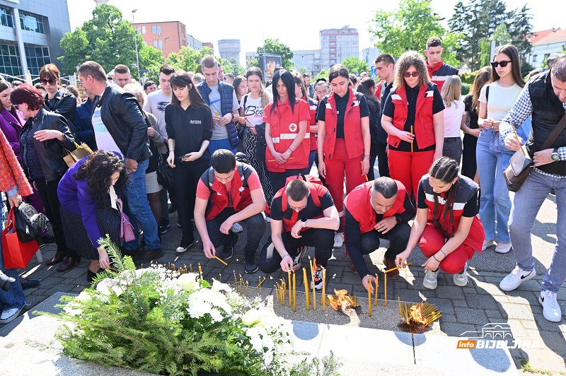 Građani Bijeljine prislužuju svijeće u centru grada (FOTO, VIDEO)