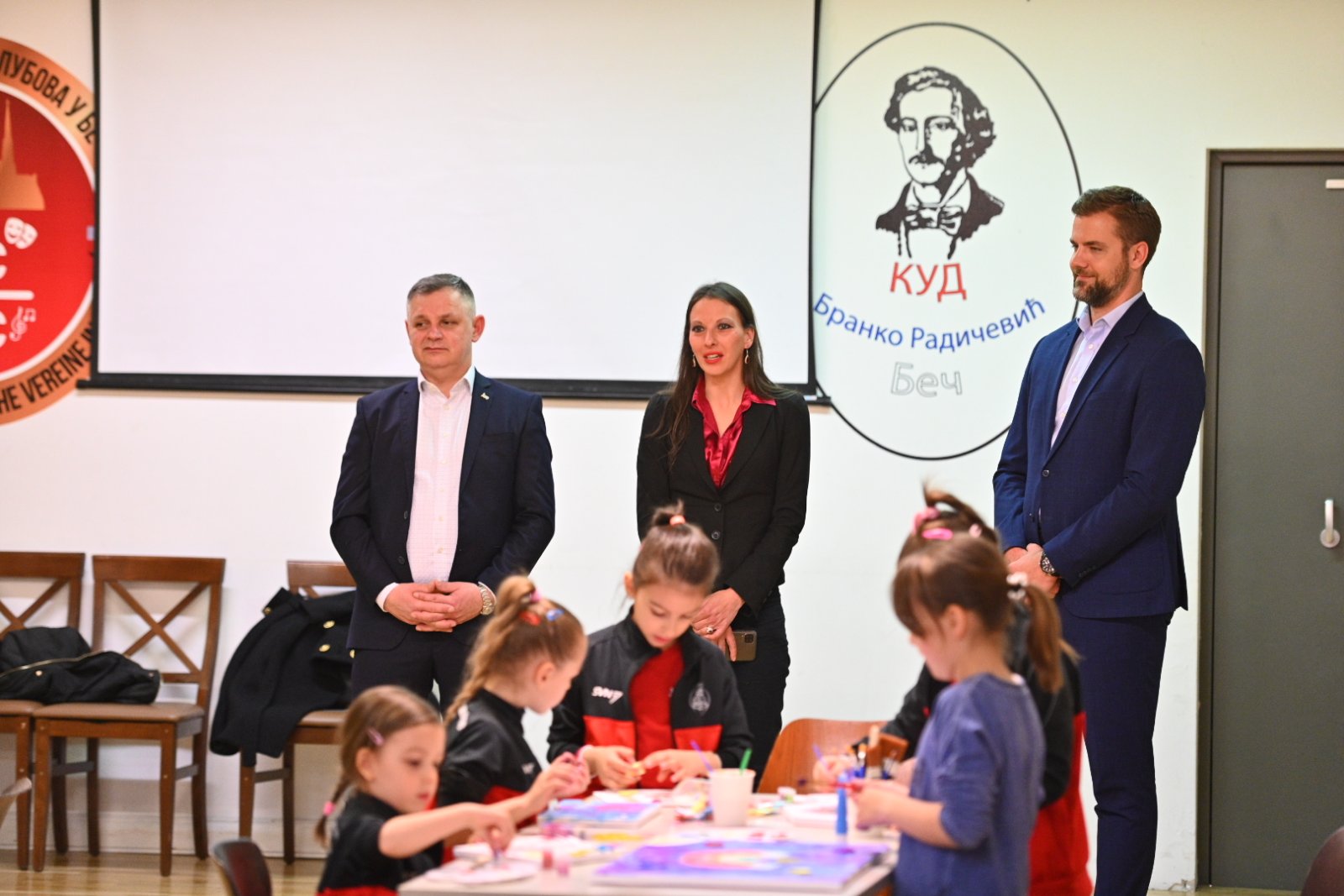 Humanitarna slikarska radionica u Beču: Prikupljaju novac za djecu sa Kosova (FOTO)