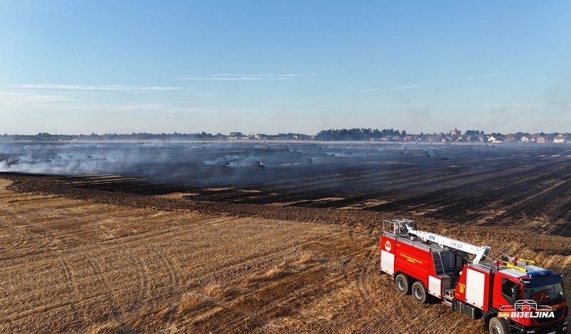 Snimci iz vazduha: Pogledajte razmjere velikog požara kod Bijeljine (VIDEO)